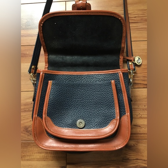 Dooney and Bourke purse in near perfect condition! - Picture 2 of 10
